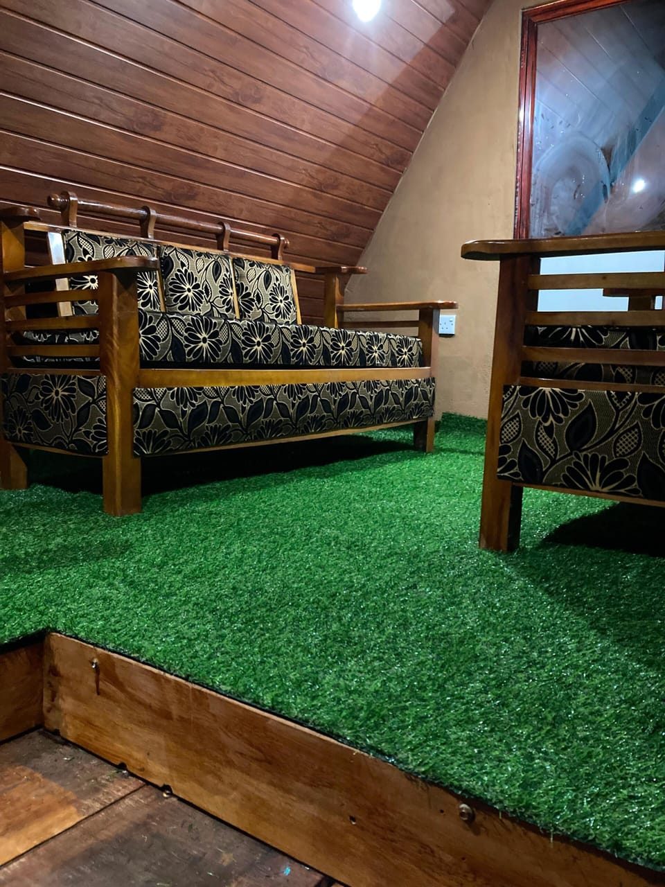 Deluxe Chalet, Garden View | Living area