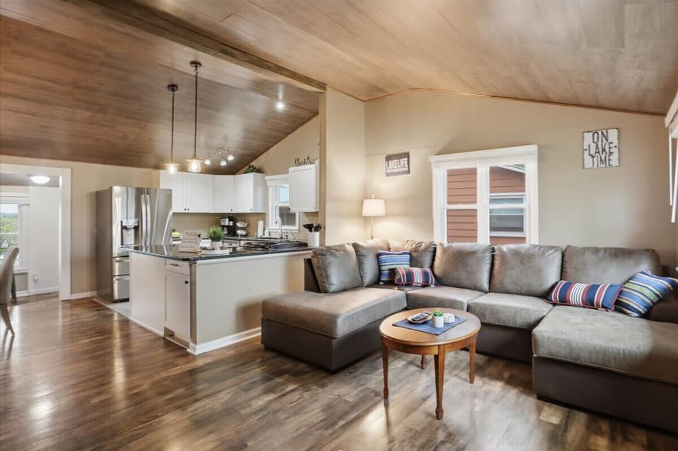House, Multiple Beds, Patio (330 Ballenger) | Living area