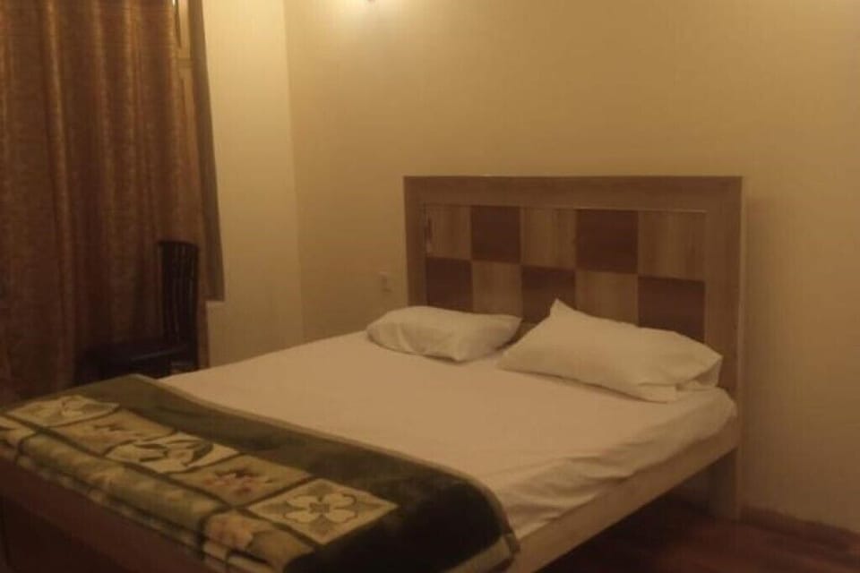 Deluxe Double Room, Mountain View | Soundproofing, iron/ironing board (on request), WiFi (free)