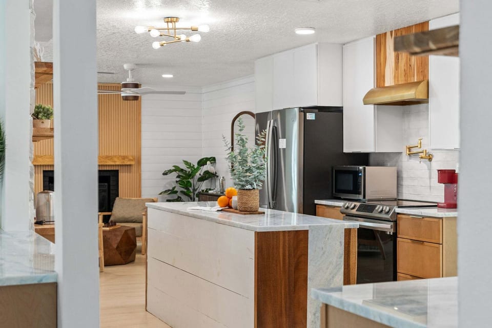 House (5 Bedrooms) | Private kitchen | Fridge, microwave, oven, stovetop