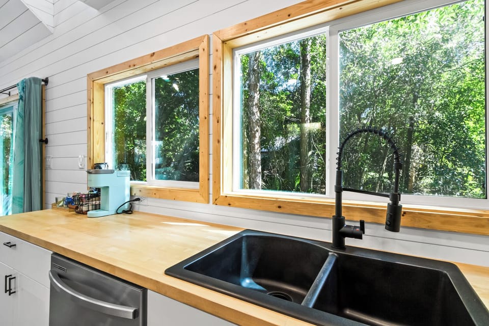 House (1 Bedroom) | Private kitchen | Fridge, microwave, oven, stovetop