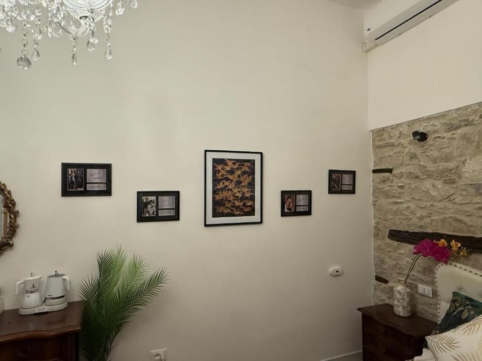 Room, 1 Bedroom | Living room