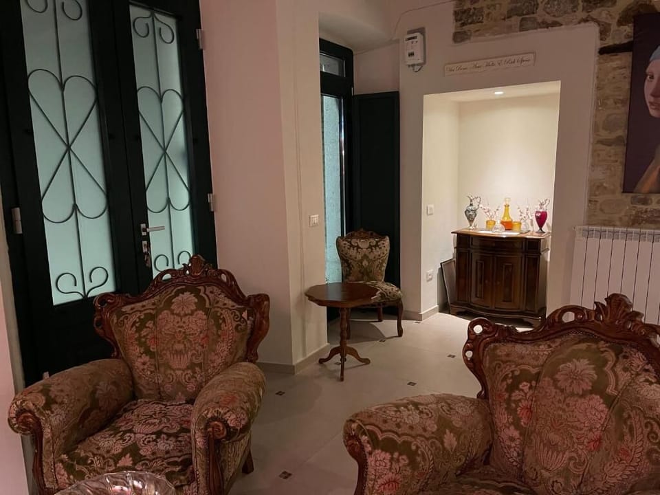 Room, 1 Bedroom | Living room