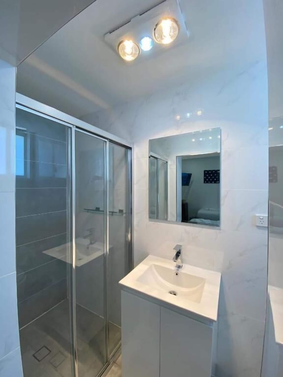 Queen Room, 1 Queen Bed | Bathroom | Shower, free toiletries, hair dryer (on request), towels