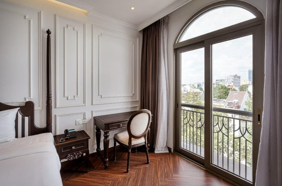 Executive Suite, City View | Desk