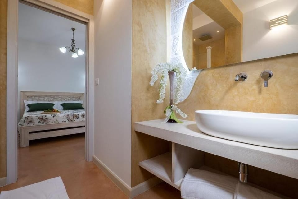 Triple Room, Courtyard View | Bathroom | Shower, free toiletries, hair dryer, bathrobes