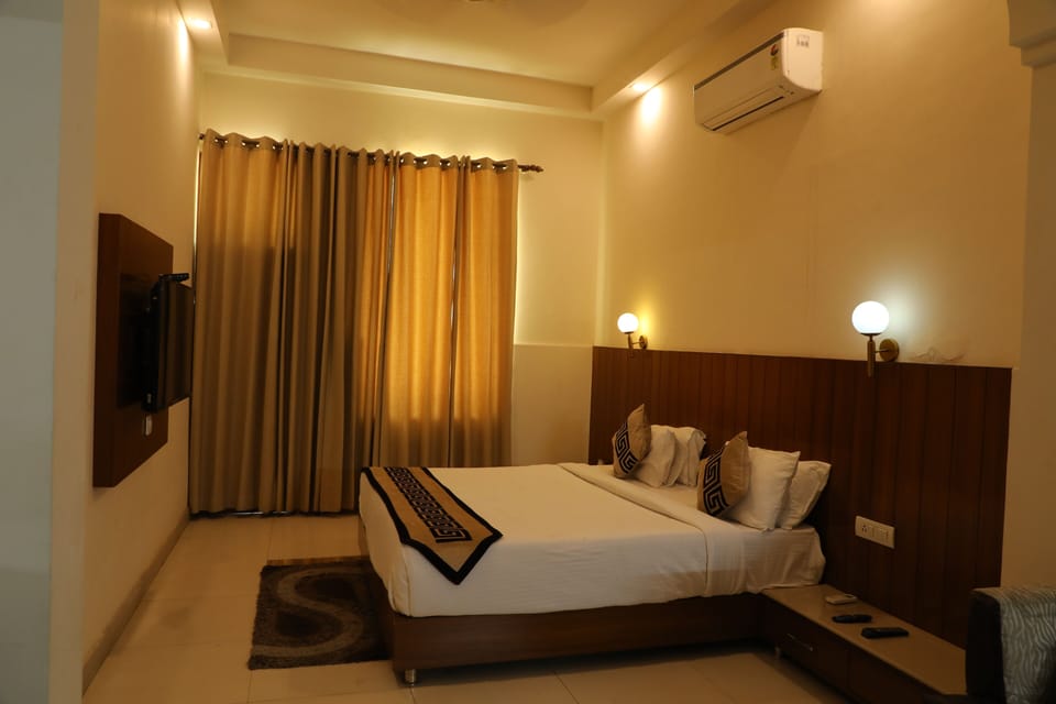 Superior Room, City View | Desk, laptop workspace, free WiFi