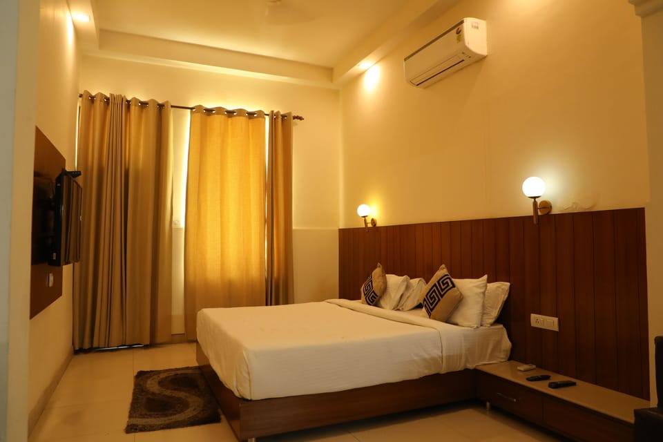 Superior Room, City View | Desk, laptop workspace, free WiFi