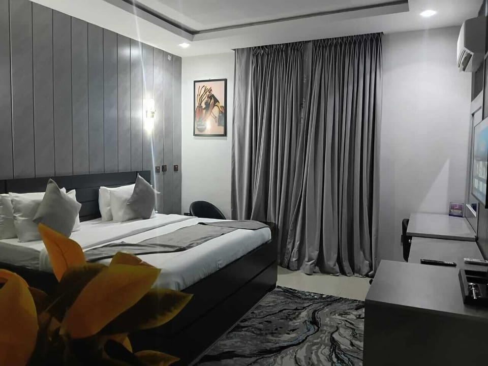 Basic Single Room, Park View | Egyptian cotton sheets, premium bedding, laptop workspace, WiFi (free)