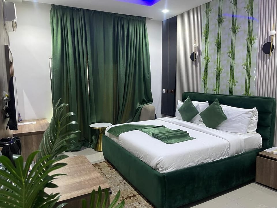 Deluxe Single Room, Balcony, Park View | Egyptian cotton sheets, premium bedding, laptop workspace, WiFi (free)