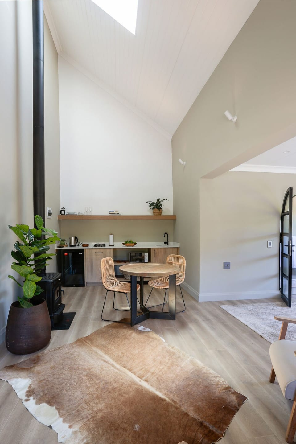 Luxury Suite with Mountain Views | Living area | 32-inch flat-screen TV with satellite channels