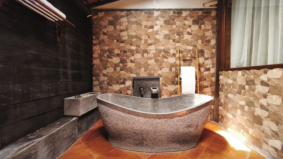 Comfort Room, 2 Twin Beds, Non Smoking, Ground Floor | Bathroom