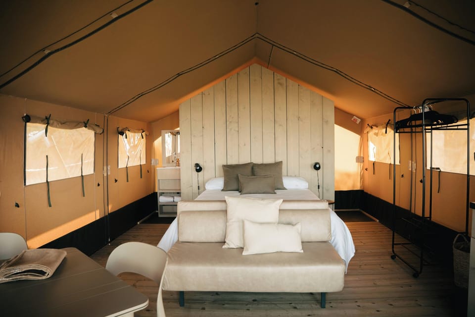 Luxury Cabin, Lake View | Free WiFi, bed sheets
