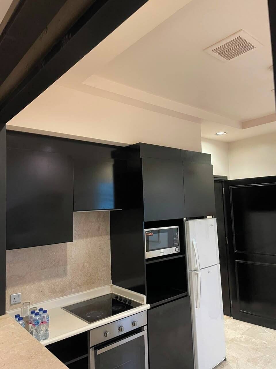 Fridge, oven, stovetop, cookware/dishes/utensils