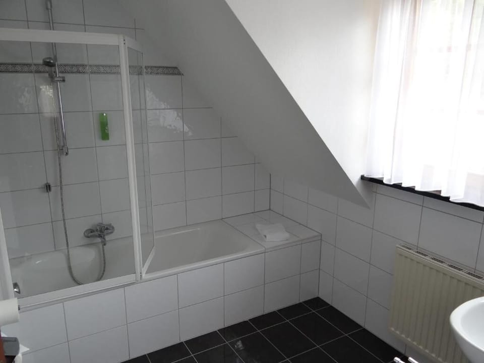 Basic Double Room, Courtyard View | Bathroom | Shower, free toiletries, hair dryer, towels