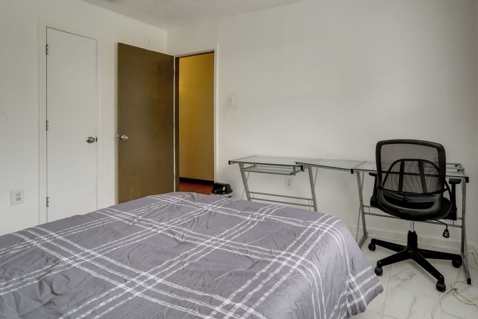 Walk to LSU Campus & Bars! Condo w/ Community Pool Apartment in Baton Rouge