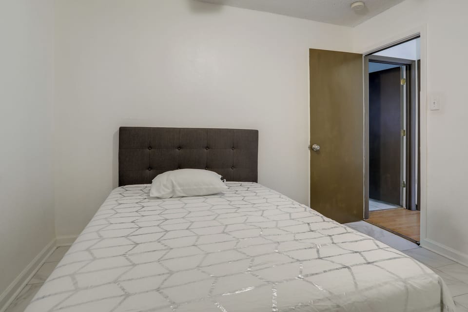 Walk to LSU Campus & Bars! Condo w/ Community Pool Apartment in Baton Rouge