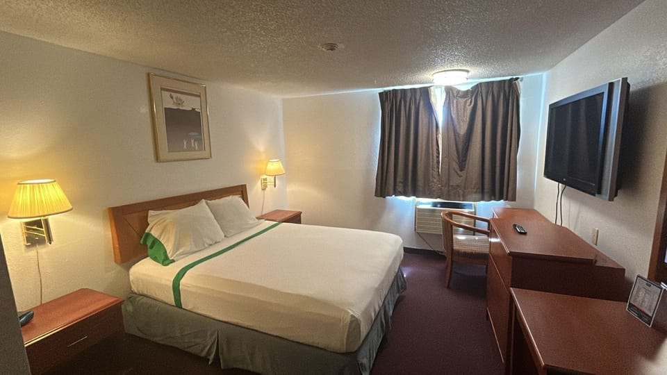 Room, 1 Queen Bed, Non Smoking | Iron/ironing board, free WiFi, bed sheets