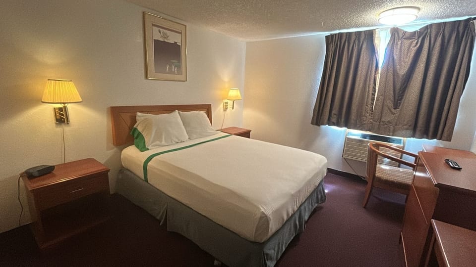 Room, 1 Queen Bed, Non Smoking | Iron/ironing board, free WiFi, bed sheets