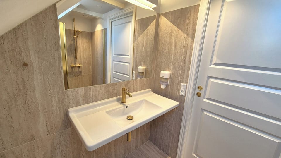 Comfort Double Room | Bathroom | Hair dryer, towels, soap, shampoo