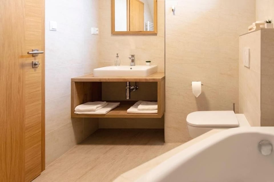 Classic Triple Room, Garden View | Bathroom