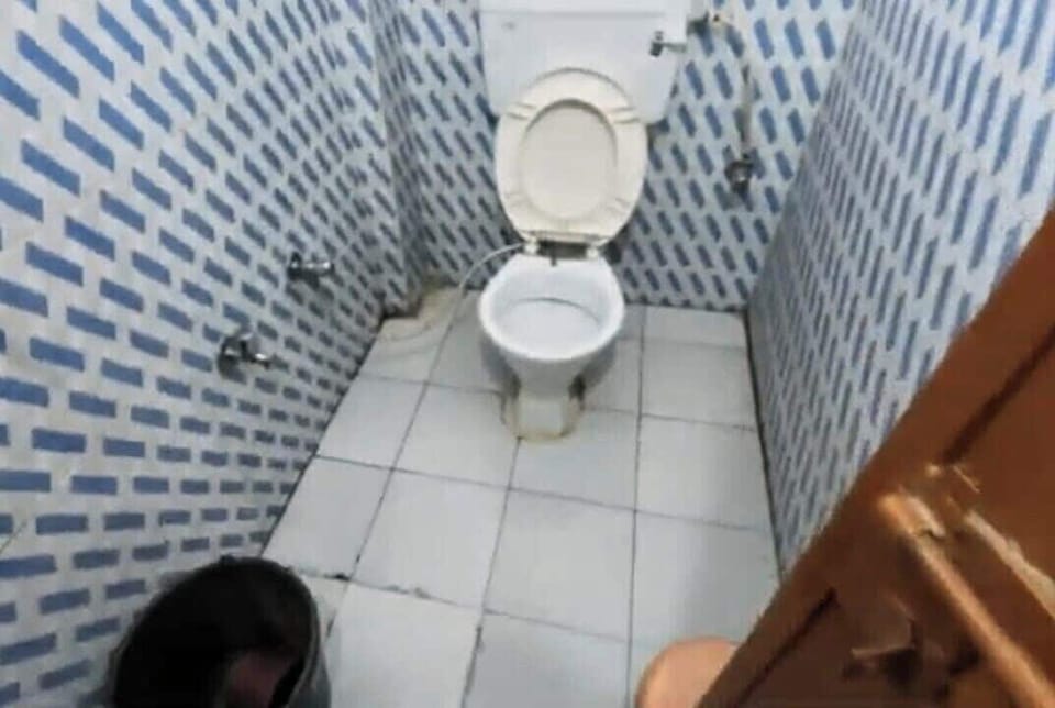 Classic Quadruple Room | Bathroom | Shower, towels, soap, shampoo
