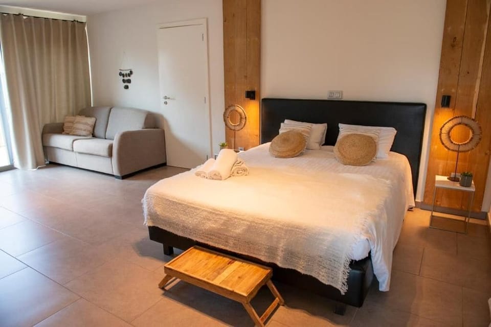 Deluxe Suite, Garden View | Desk, laptop workspace, blackout drapes, soundproofing