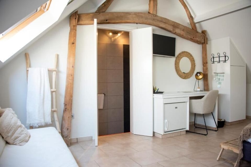 Deluxe Suite, Garden View | Desk, laptop workspace, blackout drapes, soundproofing