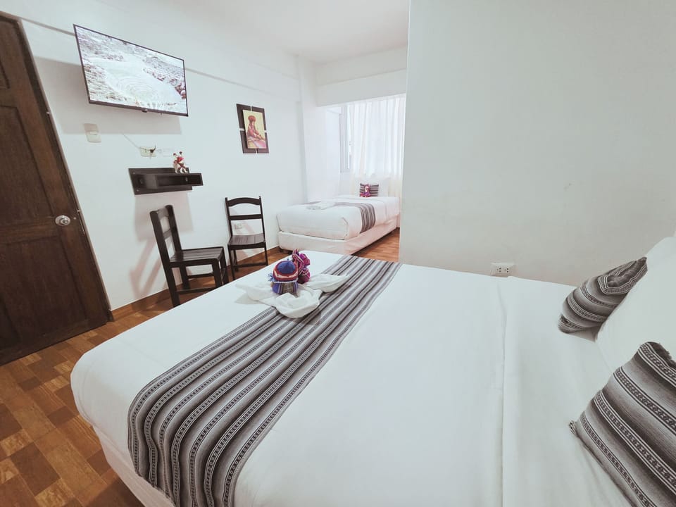 Family Room | Desk, laptop workspace, WiFi (free)