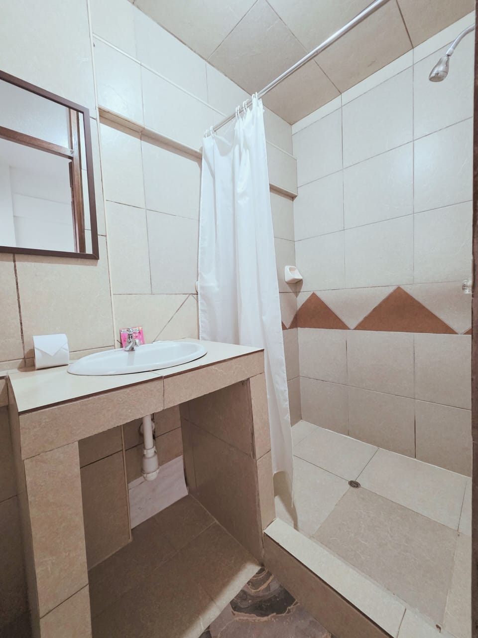 Family Room | Bathroom | Towels, soap, shampoo, toilet paper