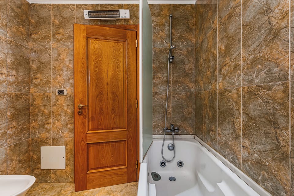 Suite | Bathroom | Combined shower/tub, towels, toilet paper