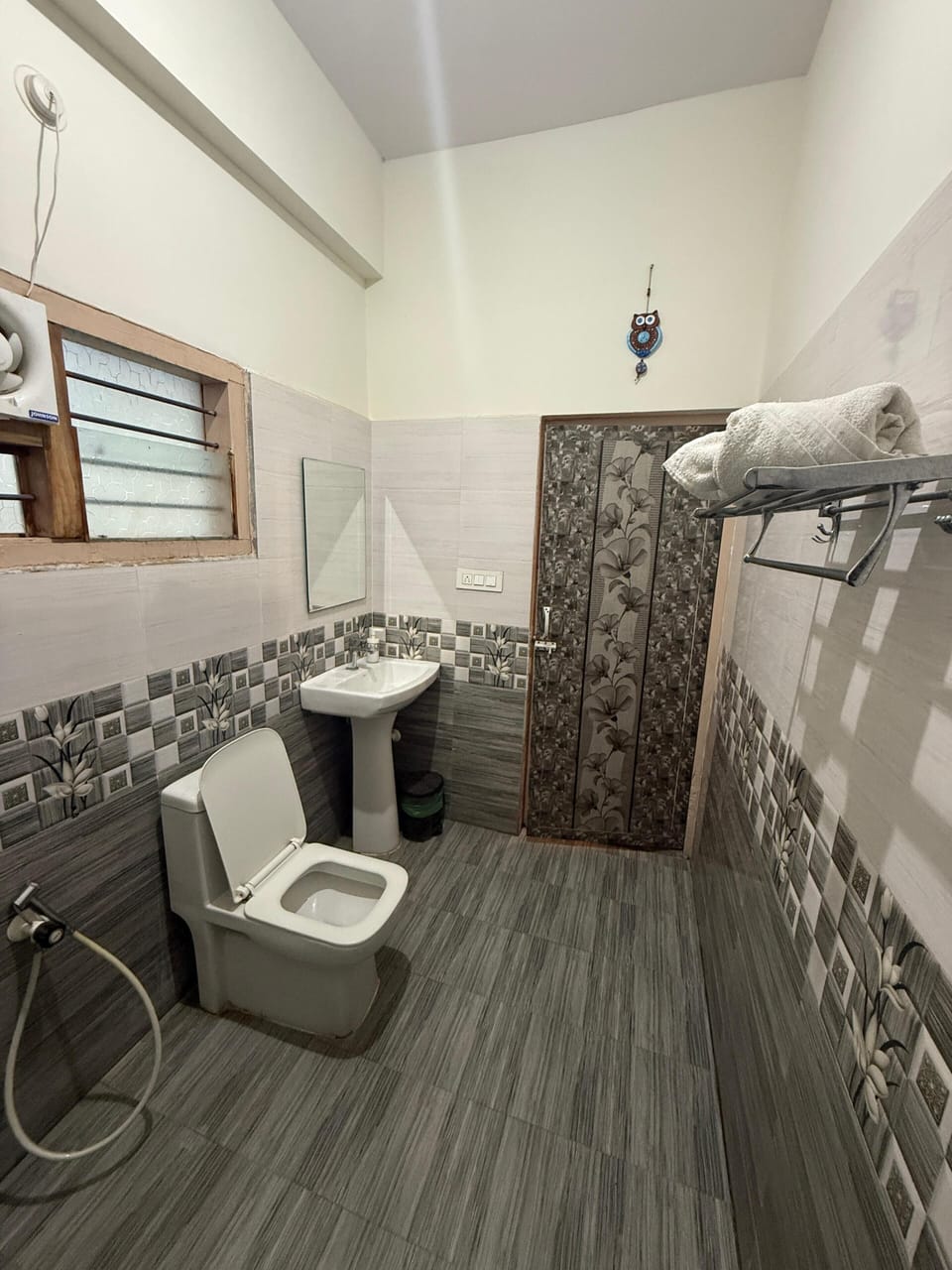 Deluxe Room | Bathroom | Shower, towels, soap, shampoo
