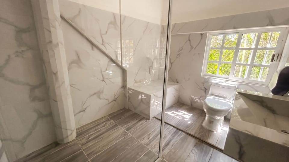 Classic Triple Room | Bathroom | Bathtub, free toiletries, towels, soap