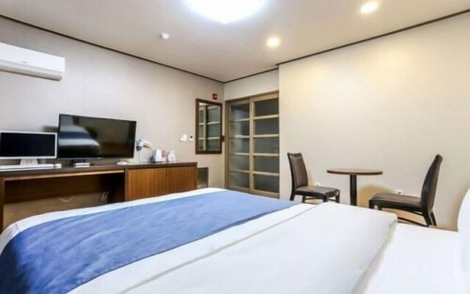 Deluxe Double Room | Desk, laptop workspace, free WiFi, bed sheets