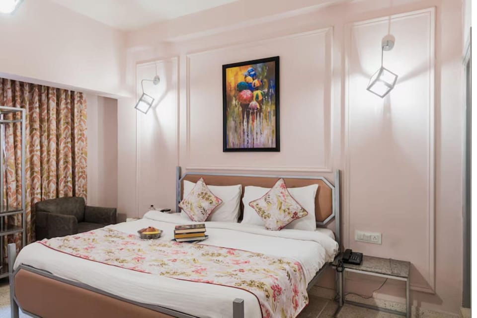Deluxe Room | Desk