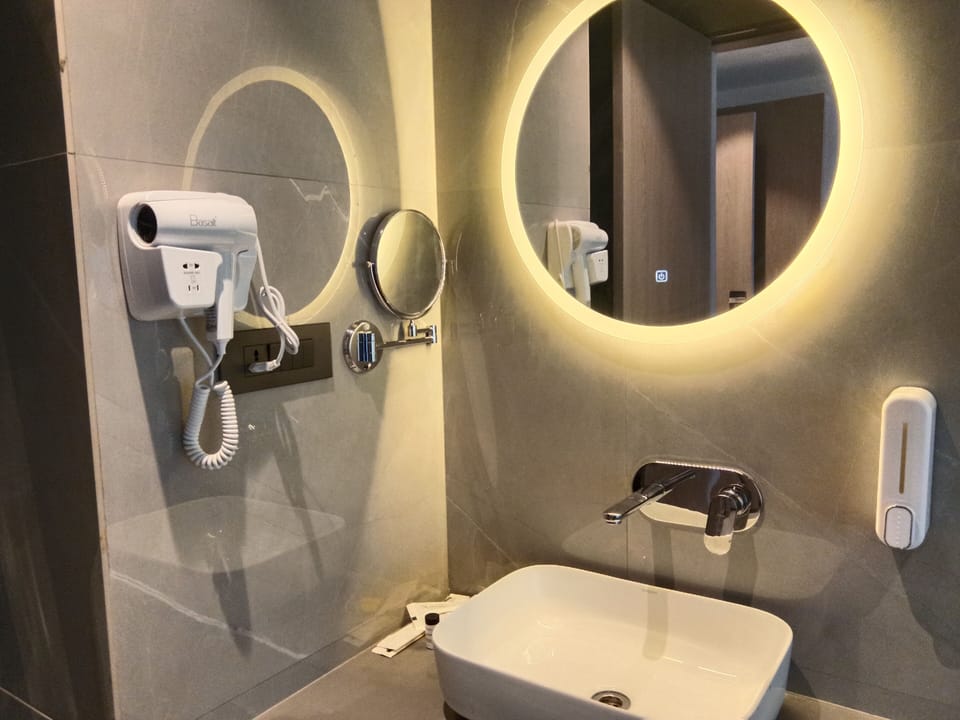 Deluxe Double Room, City View | Bathroom | Slippers