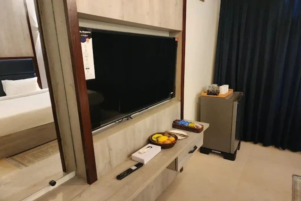 Deluxe Room | Iron/ironing board, free WiFi