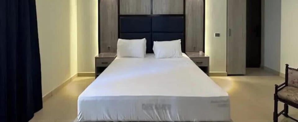 Deluxe Room | Iron/ironing board, free WiFi