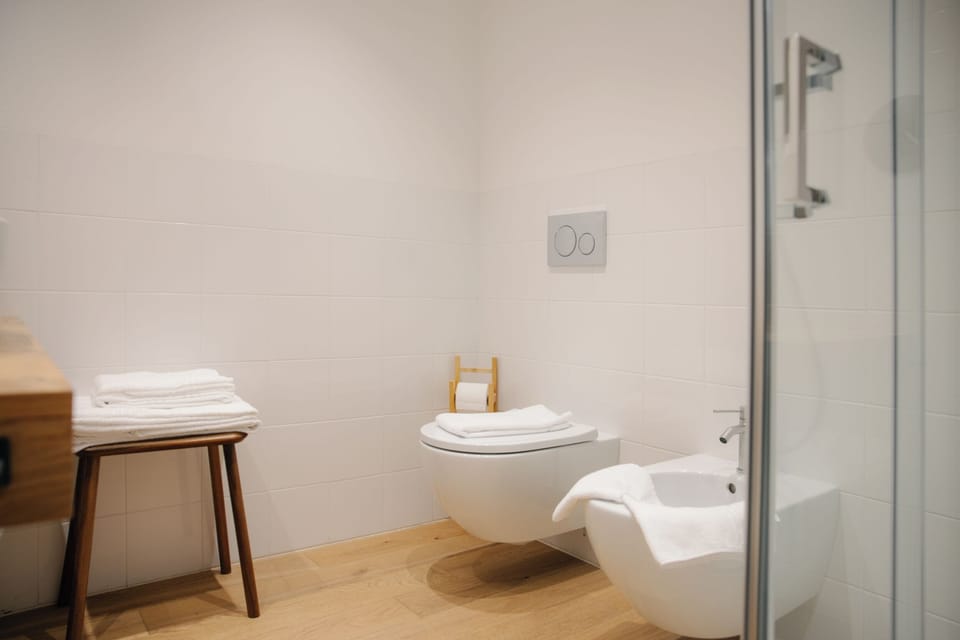 Deluxe Double Room, Courtyard View | Bathroom