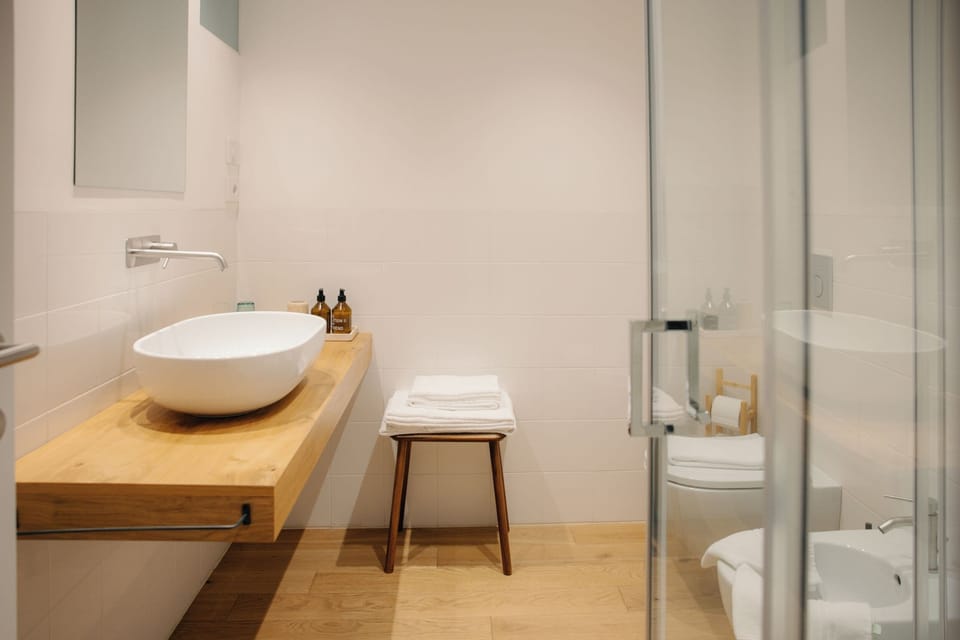 Deluxe Double Room, Courtyard View | Bathroom
