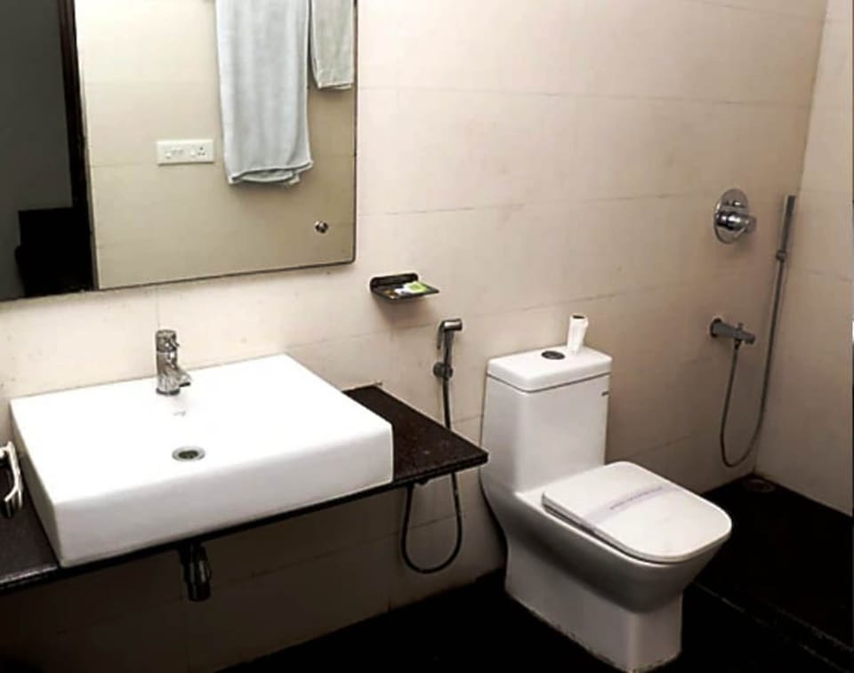 Luxury Room, Balcony, City View | Bathroom | Free toiletries, slippers, towels, soap