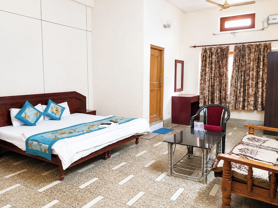 Hypo-allergenic bedding, desk, soundproofing, free WiFi