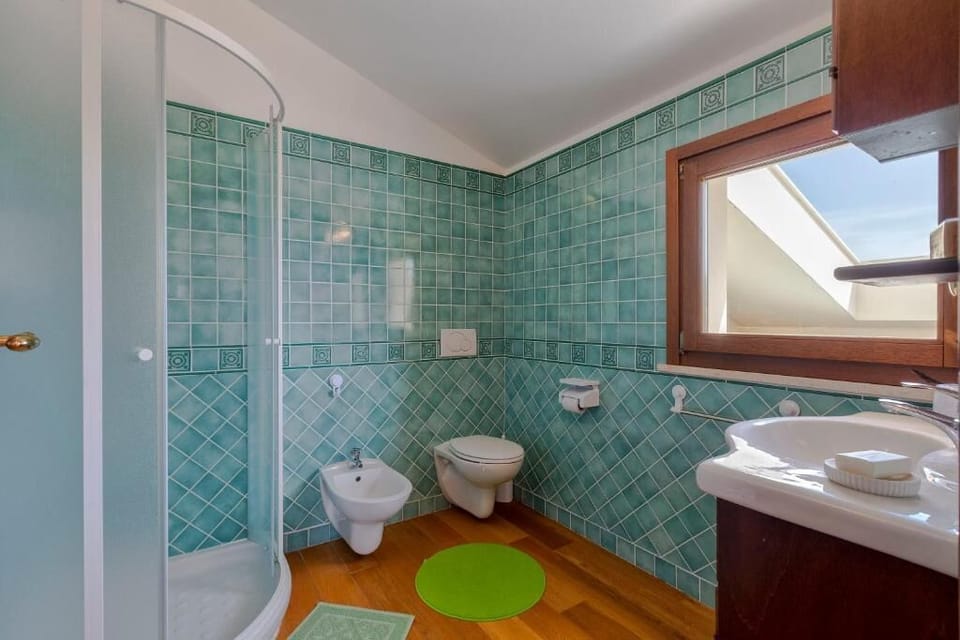 Sardinian Suite | Bathroom | Shower, hair dryer, towels, soap