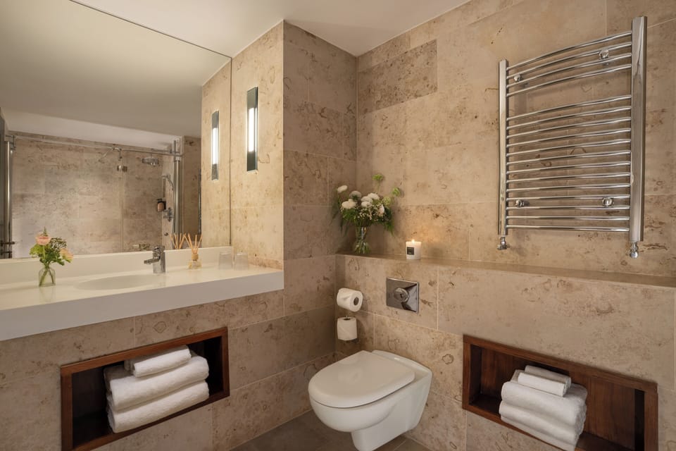 Deluxe Double or Twin Room | Bathroom | Hair dryer, bathrobes, slippers, towels