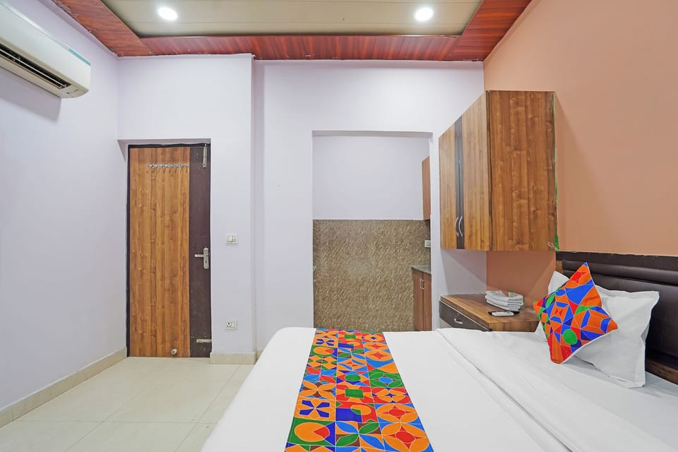 Egyptian cotton sheets, premium bedding, in-room safe, WiFi (free)