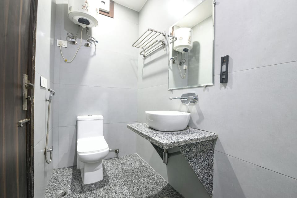 Shower, rainfall showerhead, free toiletries, towels