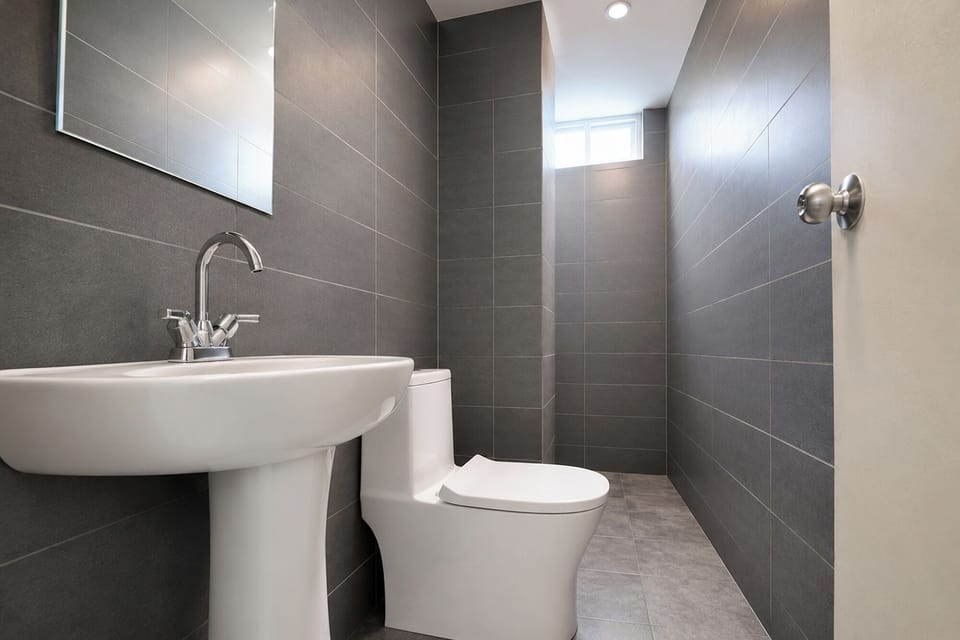 Shower, rainfall showerhead, free toiletries, towels