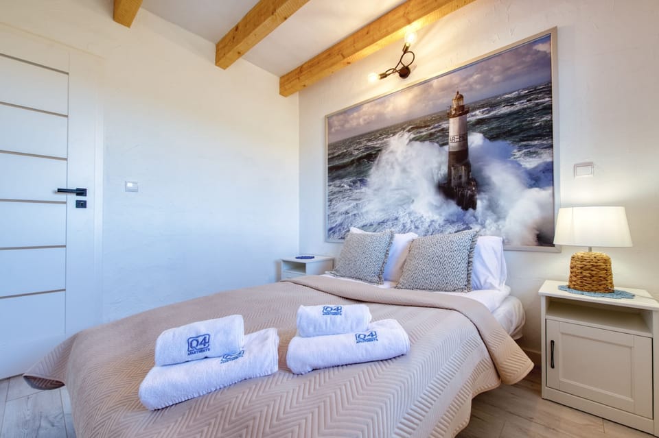 Family Chalet, Garden View | Laptop workspace, blackout drapes, iron/ironing board, WiFi (free)