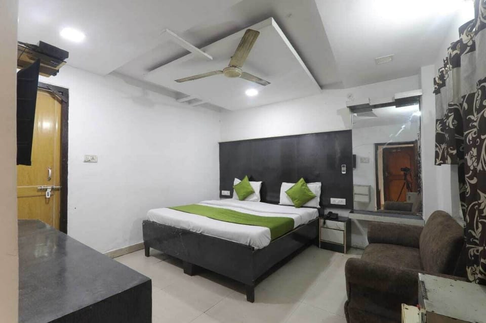 Deluxe Double Room, Air conditioning | Hypo-allergenic bedding, desk, soundproofing, free WiFi