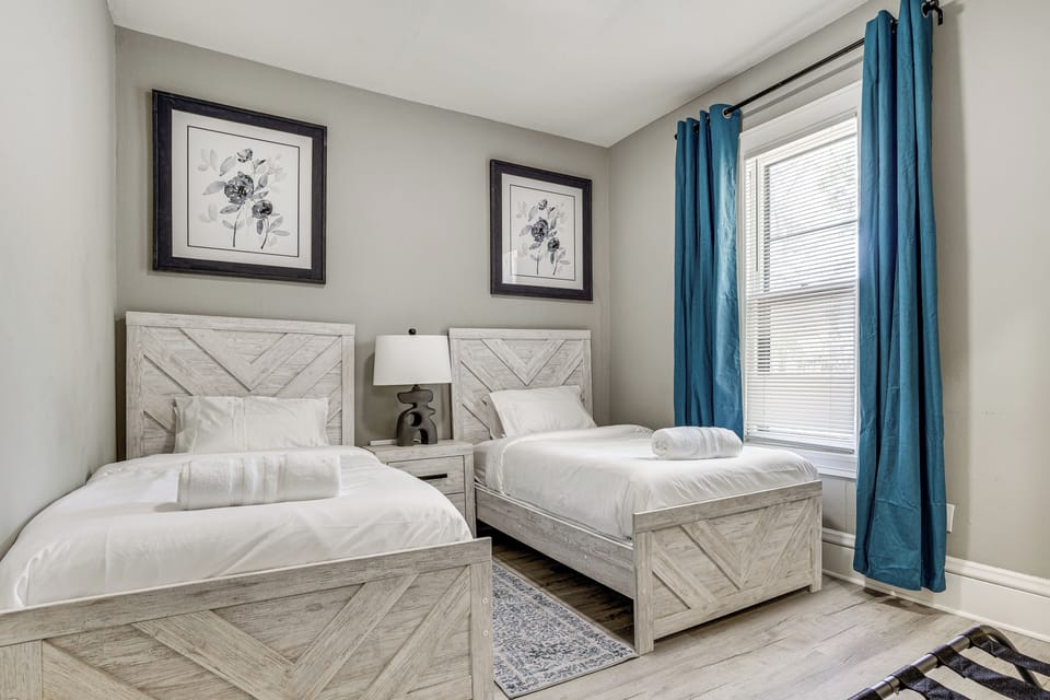 Explore Minneapolis! Pet-friendly Home w/ Sunroom Cottage in Minneapolis